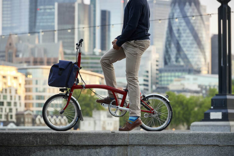 Brompton - House Red M3L - side view London cbd background (sm)