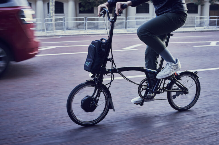 Brompton_Electric - Black H2L - Riding on The Mall (sm)